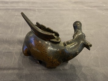 Een Chinese bronzen spiegelhouder met een hert, late Ming
