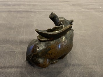 Een Chinese bronzen spiegelhouder met een hert, late Ming