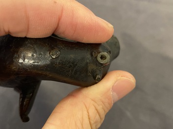 Een Chinese bronzen spiegelhouder met een hert, late Ming