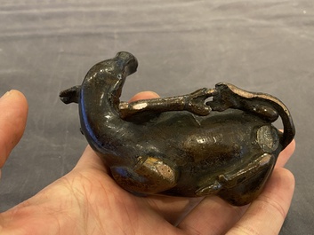 Een Chinese bronzen spiegelhouder met een hert, late Ming