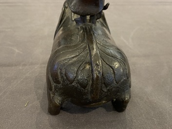 Compte-gouttes en bronze en forme de bixi et son cavalier, Chine, Ming