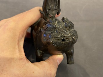 Compte-gouttes en bronze en forme de bixi et son cavalier, Chine, Ming