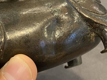 Compte-gouttes en bronze en forme de bixi et son cavalier, Chine, Ming
