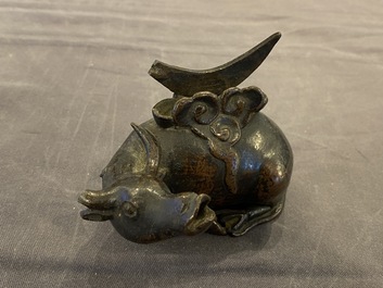 Een Chinese bronzen spiegelhouder met een hert, late Ming