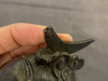 Een Chinese bronzen spiegelhouder met een hert, late Ming