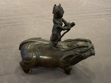 Compte-gouttes en bronze en forme de bixi et son cavalier, Chine, Ming