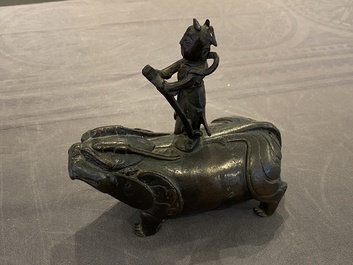 Compte-gouttes en bronze en forme de bixi et son cavalier, Chine, Ming