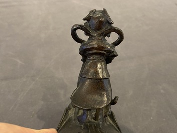 Compte-gouttes en bronze en forme de bixi et son cavalier, Chine, Ming