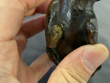 Een Chinese bronzen spiegelhouder met een hert, late Ming