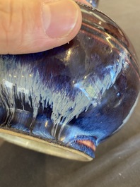 Vase de forme bouteille en porcelaine de Chine &agrave; &eacute;mail flamb&eacute;, 19&egrave;me