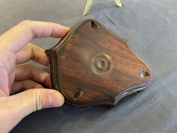 Verseuse de type 'jue' en &eacute;maux de Canton et bronze dor&eacute; sur socle en bois, Chine, 18/19&egrave;me