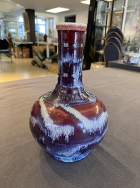 Vase de forme bouteille en porcelaine de Chine &agrave; &eacute;mail flamb&eacute;, 19&egrave;me