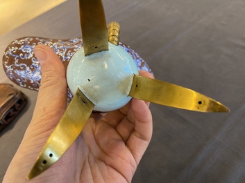 Verseuse de type 'jue' en &eacute;maux de Canton et bronze dor&eacute; sur socle en bois, Chine, 18/19&egrave;me