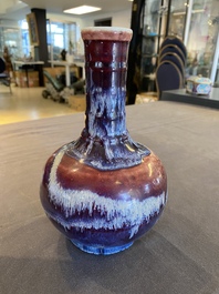 Vase de forme bouteille en porcelaine de Chine &agrave; &eacute;mail flamb&eacute;, 19&egrave;me