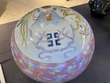 Een Chinese famille rose dekseldoos met een draak en een feniks, Jing Yuan Tang Zhi 靜遠堂製 merk, Republiek