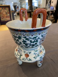 Br&ucirc;le-parfum tripod en porcelaine de Chine doucai, marque de Chenghua, 19/20&egrave;me
