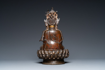 Statue de Guanyin sur tr&ocirc;ne de lotus en bronze partiellement dor&eacute;, Chine, Ming