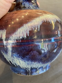 Vase de forme bouteille en porcelaine de Chine &agrave; &eacute;mail flamb&eacute;, 19&egrave;me