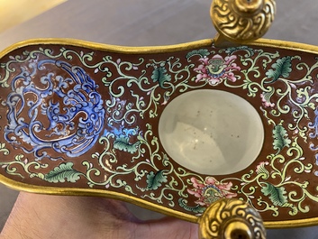 Verseuse de type 'jue' en &eacute;maux de Canton et bronze dor&eacute; sur socle en bois, Chine, 18/19&egrave;me