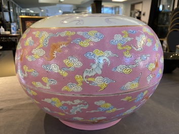 Een Chinese famille rose dekseldoos met een draak en een feniks, Jing Yuan Tang Zhi 靜遠堂製 merk, Republiek