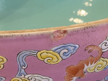 Een Chinese famille rose dekseldoos met een draak en een feniks, Jing Yuan Tang Zhi 靜遠堂製 merk, Republiek