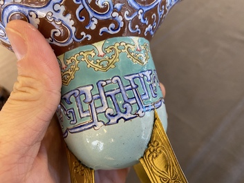 Verseuse de type 'jue' en &eacute;maux de Canton et bronze dor&eacute; sur socle en bois, Chine, 18/19&egrave;me