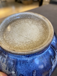 Vase de forme bouteille en porcelaine de Chine &agrave; &eacute;mail flamb&eacute;, 19&egrave;me