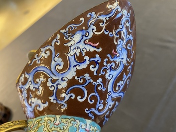 Verseuse de type 'jue' en &eacute;maux de Canton et bronze dor&eacute; sur socle en bois, Chine, 18/19&egrave;me