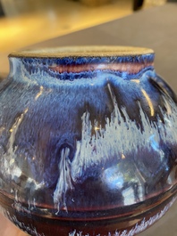 Vase de forme bouteille en porcelaine de Chine &agrave; &eacute;mail flamb&eacute;, 19&egrave;me