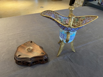 Verseuse de type 'jue' en &eacute;maux de Canton et bronze dor&eacute; sur socle en bois, Chine, 18/19&egrave;me