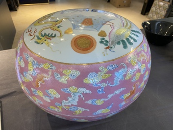 Een Chinese famille rose dekseldoos met een draak en een feniks, Jing Yuan Tang Zhi 靜遠堂製 merk, Republiek