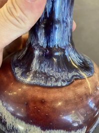 Vase de forme bouteille en porcelaine de Chine &agrave; &eacute;mail flamb&eacute;, 19&egrave;me