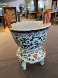 Br&ucirc;le-parfum tripod en porcelaine de Chine doucai, marque de Chenghua, 19/20&egrave;me
