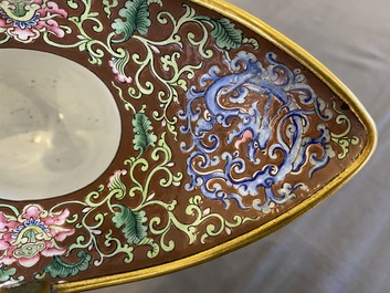 Verseuse de type 'jue' en &eacute;maux de Canton et bronze dor&eacute; sur socle en bois, Chine, 18/19&egrave;me