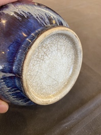 Vase de forme bouteille en porcelaine de Chine &agrave; &eacute;mail flamb&eacute;, 19&egrave;me