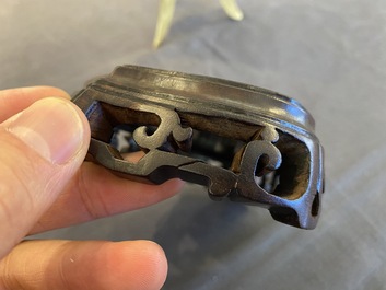 Verseuse de type 'jue' en &eacute;maux de Canton et bronze dor&eacute; sur socle en bois, Chine, 18/19&egrave;me