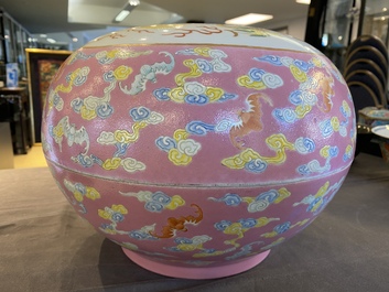 Een Chinese famille rose dekseldoos met een draak en een feniks, Jing Yuan Tang Zhi 靜遠堂製 merk, Republiek