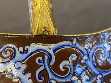 Verseuse de type 'jue' en &eacute;maux de Canton et bronze dor&eacute; sur socle en bois, Chine, 18/19&egrave;me