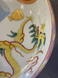 Een Chinese famille rose dekseldoos met een draak en een feniks, Jing Yuan Tang Zhi 靜遠堂製 merk, Republiek