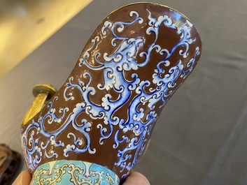 Verseuse de type 'jue' en &eacute;maux de Canton et bronze dor&eacute; sur socle en bois, Chine, 18/19&egrave;me