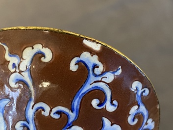 Verseuse de type 'jue' en &eacute;maux de Canton et bronze dor&eacute; sur socle en bois, Chine, 18/19&egrave;me