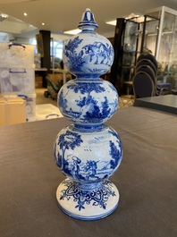 Tirelire de forme triple gourde en fa&iuml;ence de Delft en bleu et blanc, d&eacute;but du 18&egrave;me