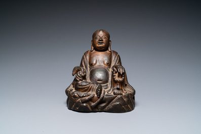Een Chinese vergulde bronzen Boeddha zittend op een rots, Ming