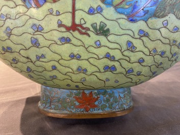 Paire de vases de type 'bianhu' en &eacute;maux cloisonn&eacute;s, Chine, Jiaqing
