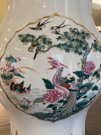 Een grote Chinese famille rose vaas, Guangxu merk en wellicht periode