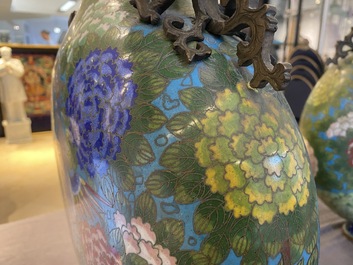 Paire de vases de type 'bianhu' en &eacute;maux cloisonn&eacute;s, Chine, Jiaqing