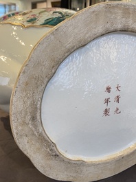 Een grote Chinese famille rose vaas, Guangxu merk en wellicht periode