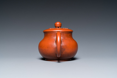 A Chinese Yixing stoneware tea caddy and teapot, 19/20th C.
