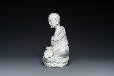 Een Chinese Dehua blanc de Chine figuur van Damo, zegelmerk, Qing