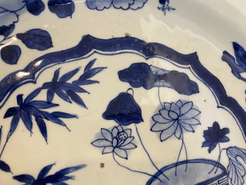 Een paar Chinese blauw-witte schotels en een Samson famille rose vaas, Qianlong en 19e eeuw